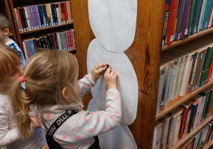 Dzieci tworzą bałwana