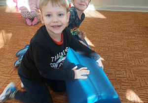 Chłopcy korzystają z wałka