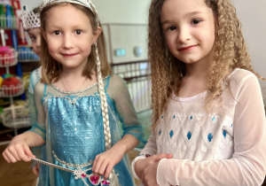 Dziewczynki pozują do zdjęcia