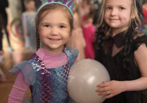 Dzieci podczas konkursu z balonem