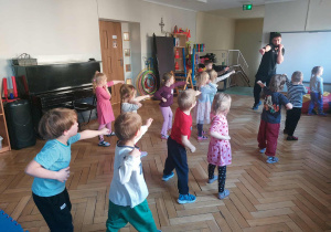 Dzieci wykonują ćwiczenia