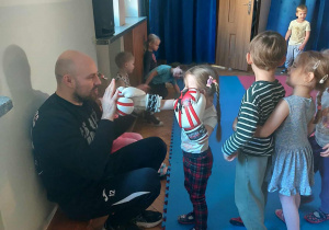 Dzieci trenują ciosy