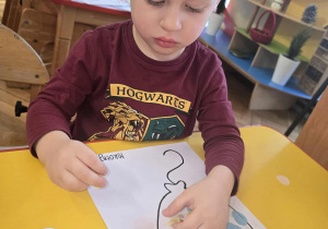 Chłopiec wykleja balon