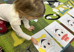 Dziewczynka układa puzzle