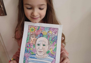 Dziewczynka pokazuje swój rysunek