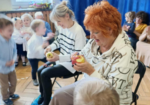 Babcie obierają jabłko