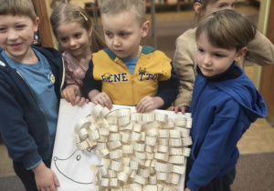 Dzieci prezentują gotową pracę