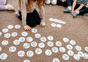 Dziewczynka szuka liter