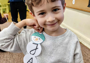 Chłopiec i jego bałwan