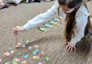 Dziewczynka dopasowuje rybki