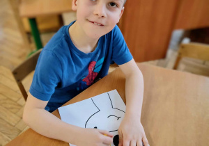 Chłopiec koloruje obrazek