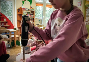 Dziewczynka blenduje