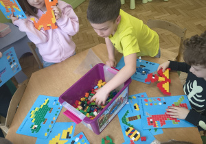 Dzieci układają klocki