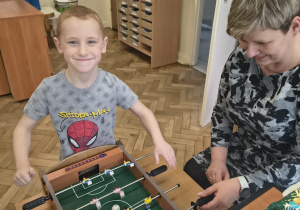 Chłopiec gra w piłkarzyki