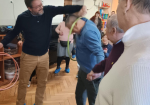 Dziadkowie podczas wykonywania zadania