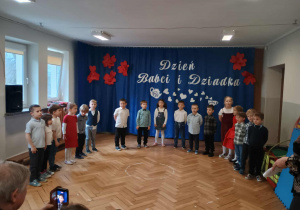 Dzieci śpiewają piosenkę