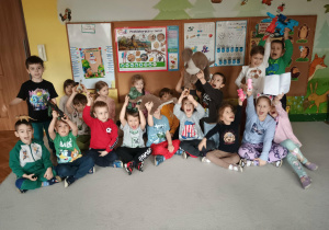 Przedszkolaki pozują do zdjęcia
