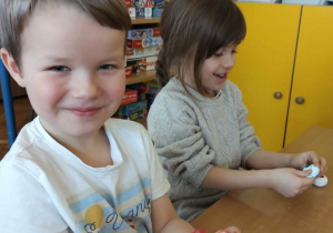 Dzieci lepią kolorowe kulki