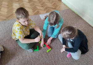 Dzieci układają z klocków