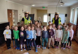 Przedszkolaki pozują do zdjęcia