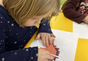 Dziewczynka składa obrazek