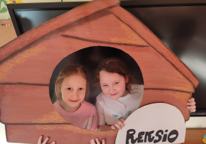 Dzieci pozują do zdjęcia