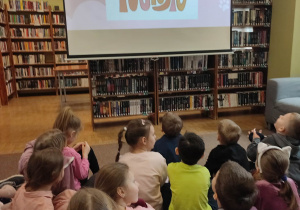 Dzieci oglądają bajkę