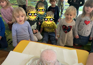 Dzieci oglądają wybuchający wulkan