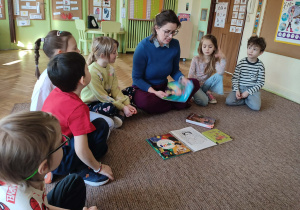 Rodzic czyta dzieciom książkę