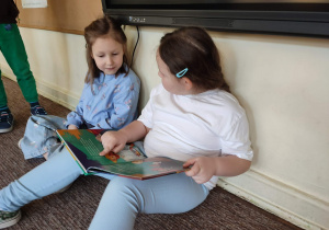 Dziewczynki oglądają obrazki