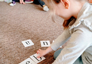 Dziewczynka układa napis