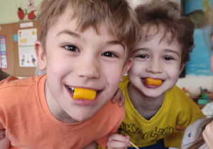 Chłopcy próbują nowego smaku