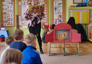 Pani podczas teatrzyku