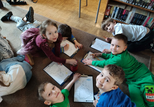 Dzieci kolorują obrazki