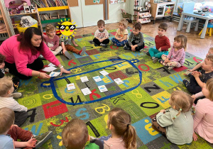 Dzieci podczas zajęć w dywanie