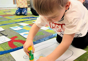 Chłopiec przykleja obrazek