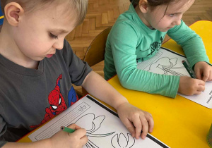 Dzieci kolorują obrazek