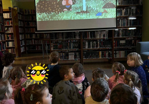 Dzieci oglądają bajkę