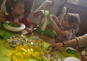 Dzieci podczas zajęć z rodzicami