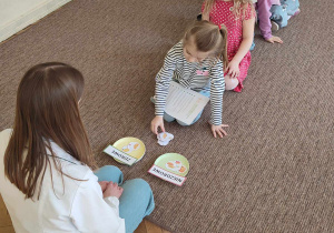 Dzieci wykonują zadanie