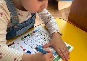 Dziewczynka koloruje obrazek