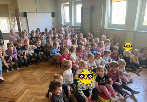 Dzieci oglądają teatrzyk