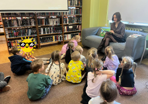 Dzieci słuchają opowiadania