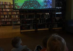 Dzieci oglądają bajkę