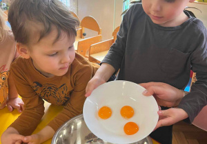 Chłopcy wrzucają jajka