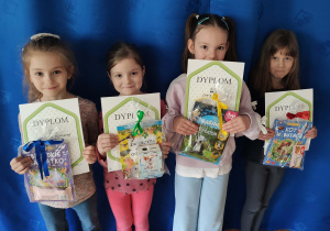Dziewczynki z dyplomami