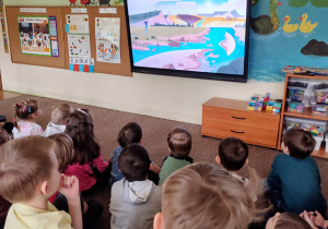 Dzieci oglądają film o oszczędzaniu wody
