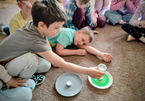 Chłopcy wykonują doświadczenie