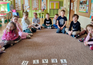 Dzieci układają napis