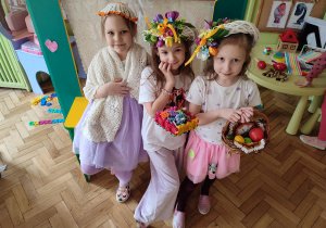 Dziewczynki w przebraniach